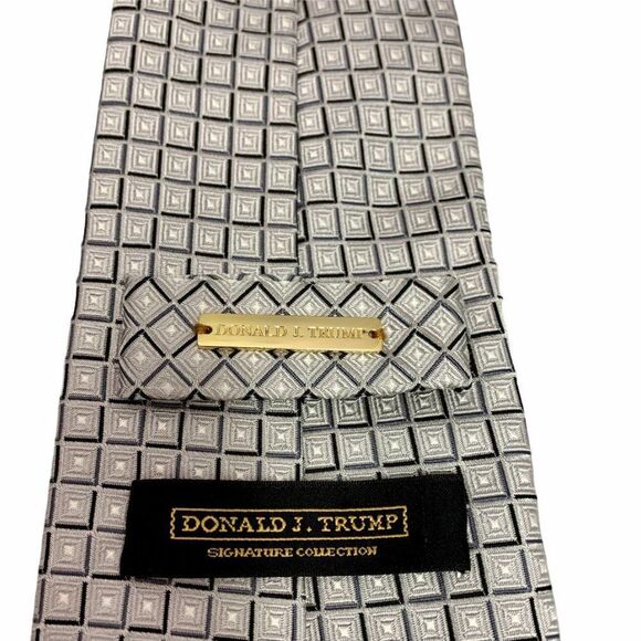 Donald Trump Signature Collection light gray silk neck tie - Picture 4 of 6